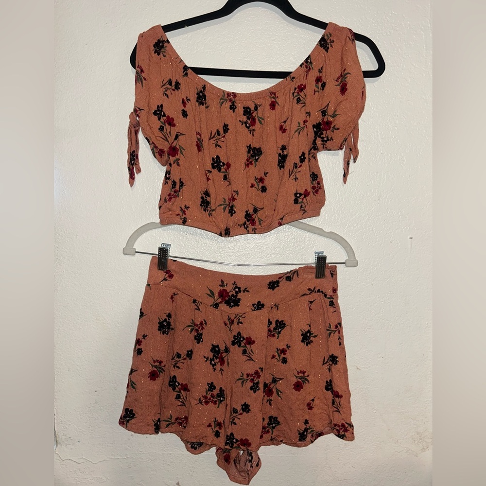 Ivy‎ and main 2 Piece Coral Floral  Design crop top and shorts Size Med (324)